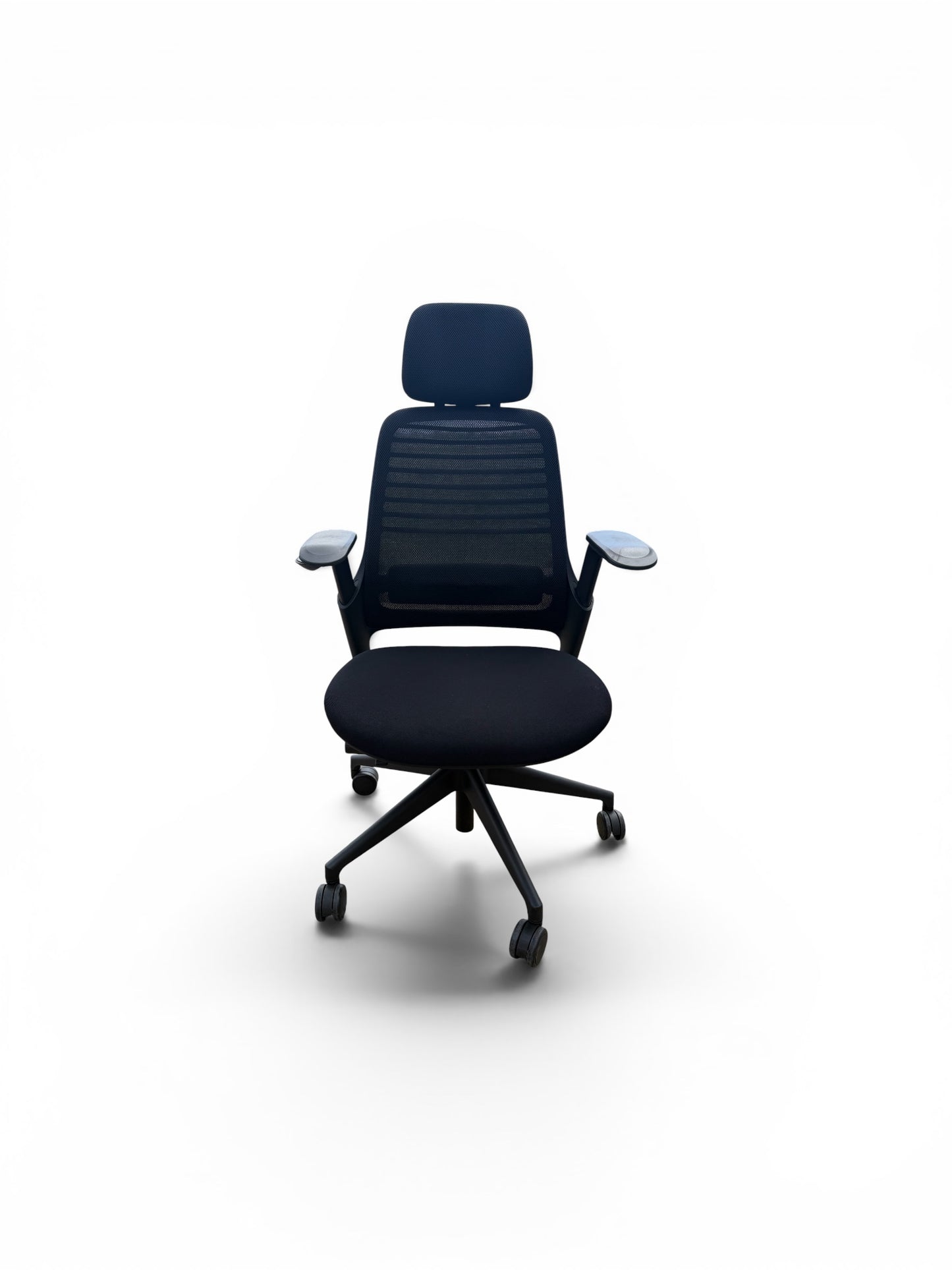 Steelcase: Series 1 Ergonomic Office Chair with headrest – 4D Adjustable Arms & Lumbar Support – Black - Refurbished