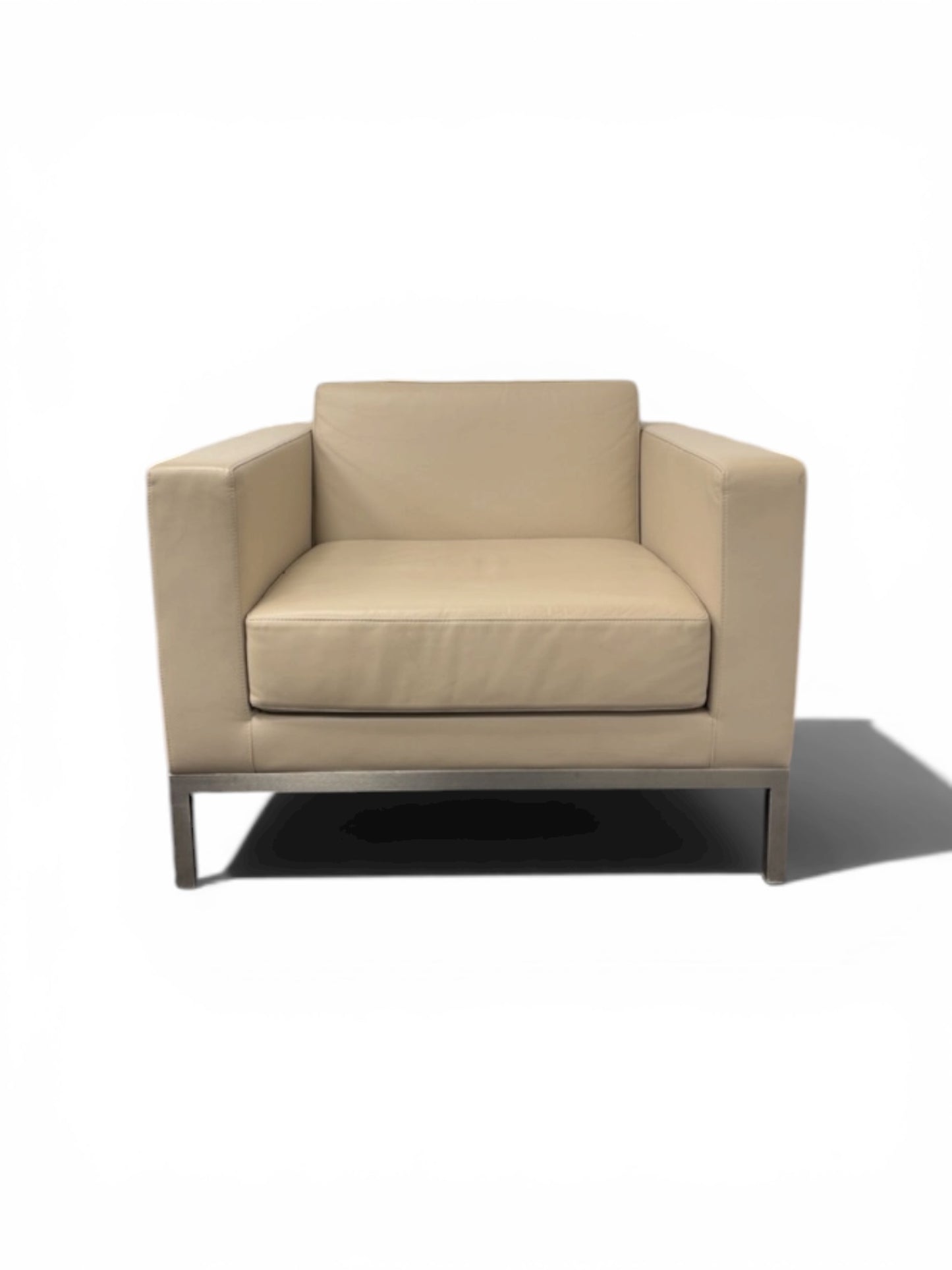 Hitch Mylius M25 Armchair – Refurbished Beige Leather Lounge Chair with Brushed Chrome Frame