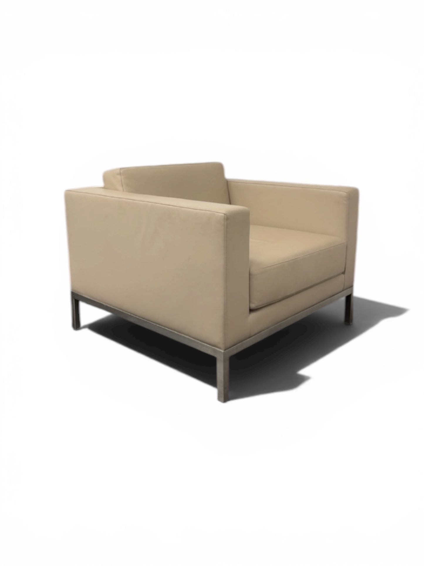 Hitch Mylius M25 Armchair – Refurbished Beige Leather Lounge Chair with Brushed Chrome Frame