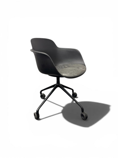 Connection Sicla Chair on Casters – Black Shell & Grey Seat Pad – Modern Meeting/Conference Chair – Refurbished